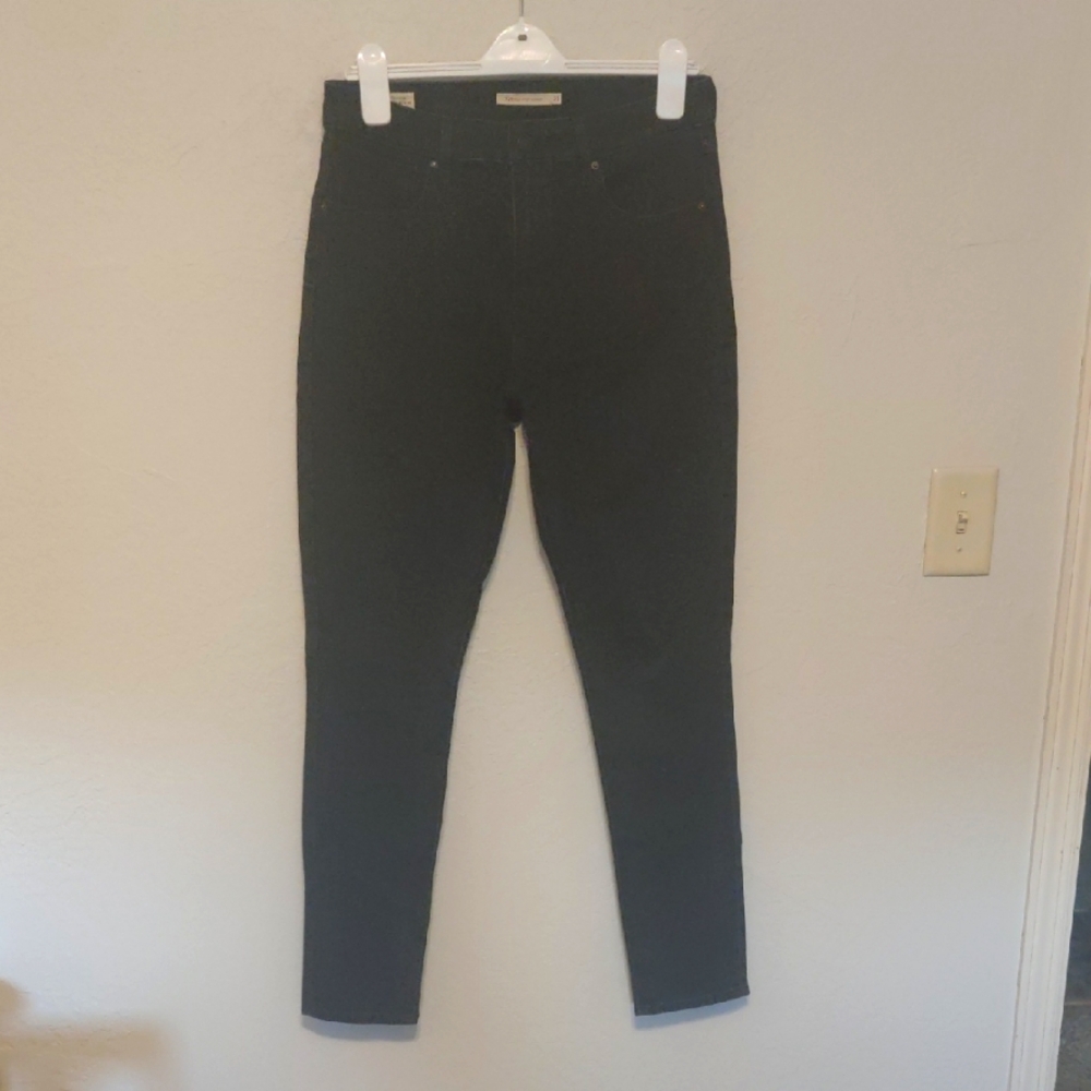 Black Levi's High Rise Skinny Jean